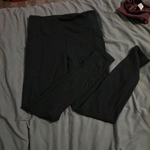 Black women’s leggings with pockets